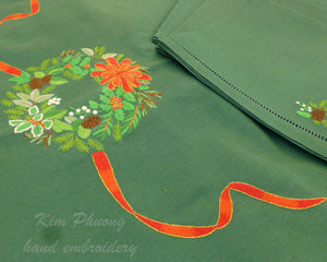 WREATH OF HOLLY LEAVES