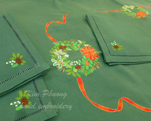 WREATH OF HOLLY LEAVES