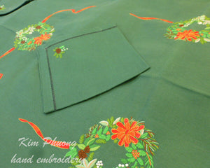 WREATH OF HOLLY LEAVES